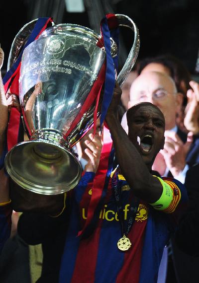 Barcelona celebrate the best moments of Eric Abidal's Nou Camp career as the player announces his retirement (VIDEO)